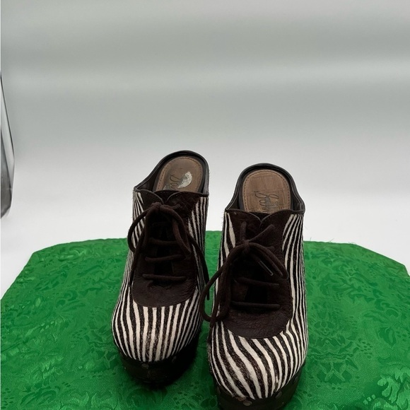 Brown and white stripes with front lace up with heels - Picture 1 of 11